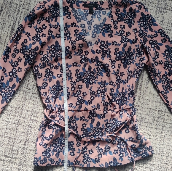 *JCREW* Floral print v-neck blouse with waist tie. - Picture 2 of 6